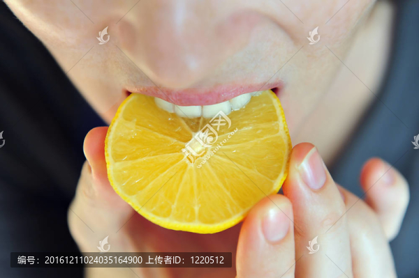 女孩吃酸檸檬