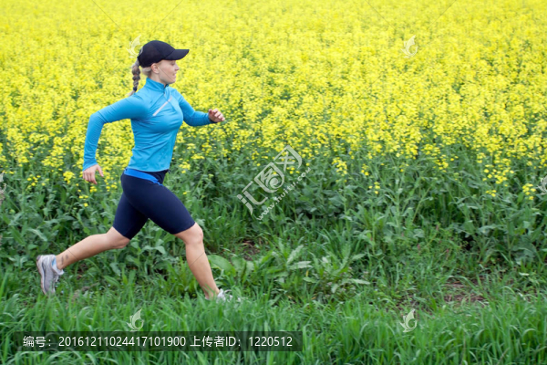 春天在戶外奔跑的女人