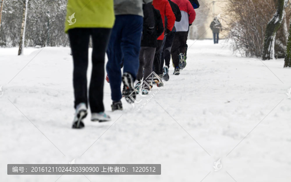 冬季公園跑步者