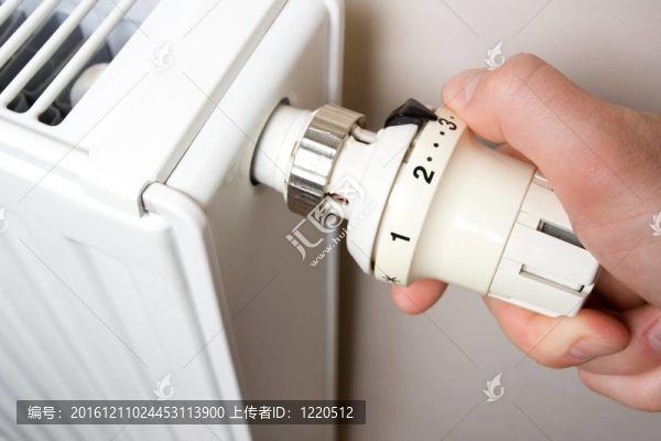 散熱器調(diào)節(jié)特寫(xiě)。手動(dòng)調(diào)節(jié)散熱器