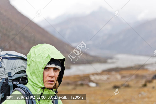 喜馬拉雅山區(qū)女子徒步旅行