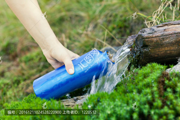 徒步旅行的水瓶和小溪