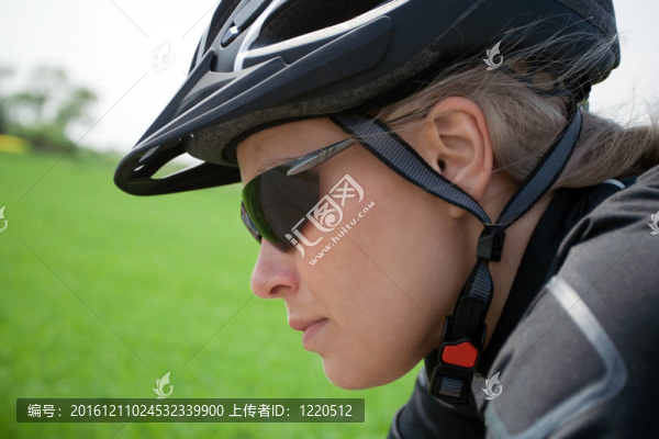 夏天騎自行車的女人