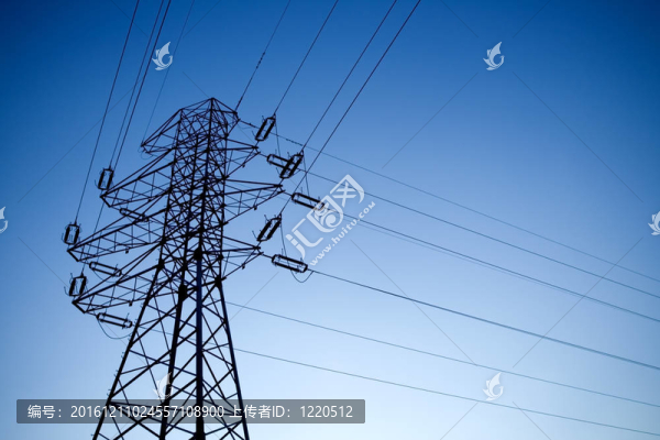 藍天上空電塔的輪廓