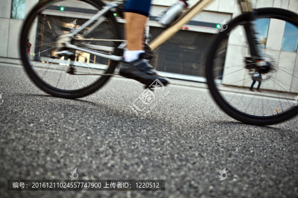城市街道騎自行車