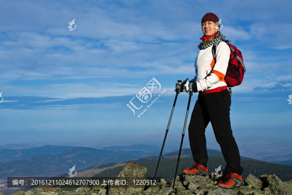在山上行走的北歐人