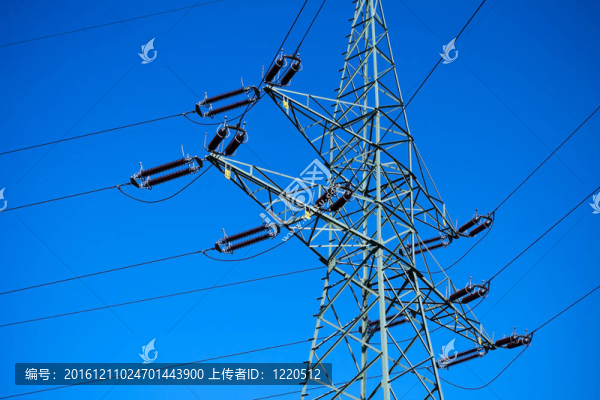 藍天上空電塔的輪廓