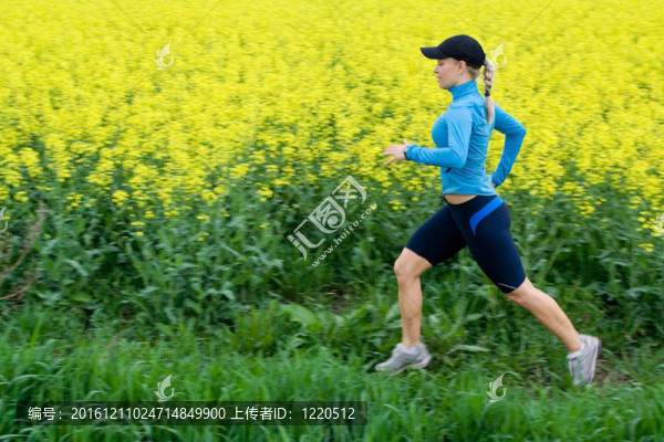 戶外跑步者；運動模糊