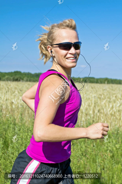 夏日女人；運動模糊
