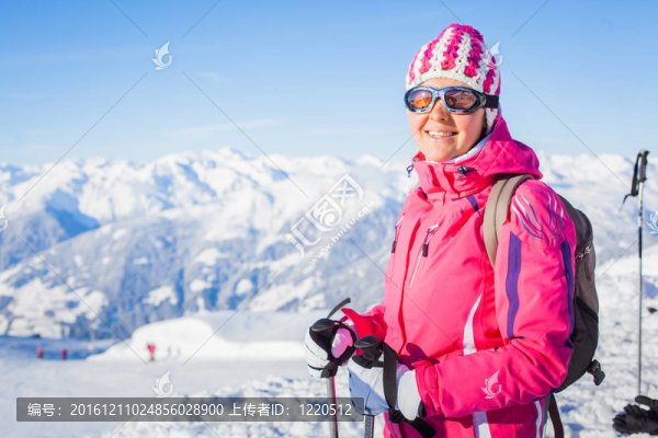 與滑雪板和滑雪服的年輕女子