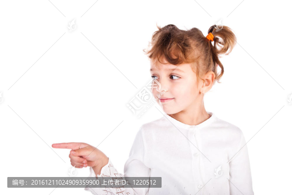 女孩指著手指
