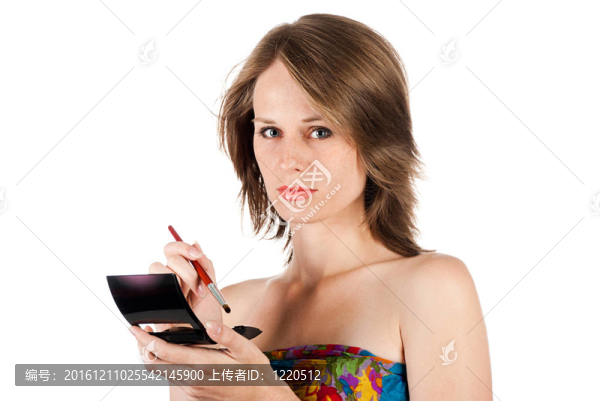 女人臉用刷子