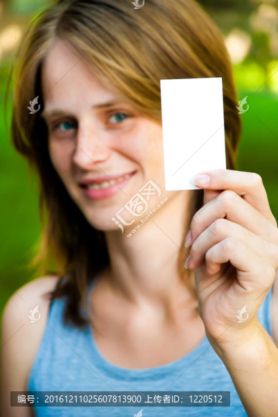 持空卡的女人