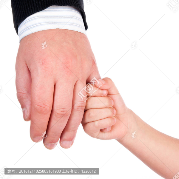 孩子牽著他父親的手