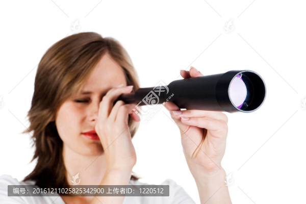女人用望遠鏡