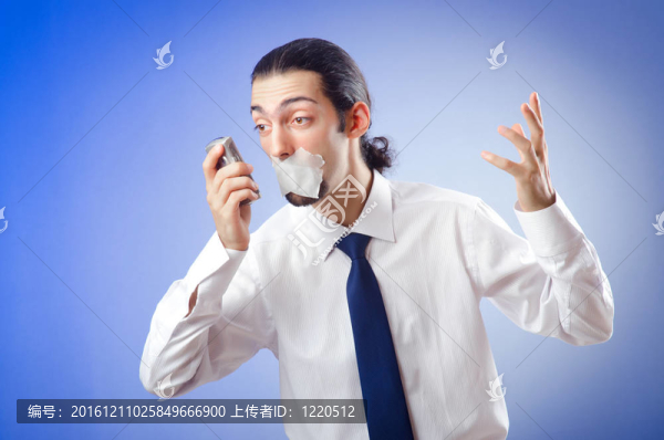 商人用嘴唇封住