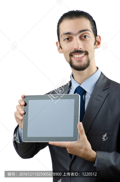 在平板電腦上工作的商人