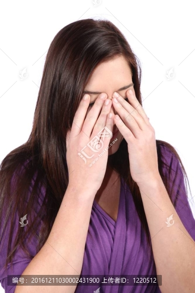 漂亮的黑發(fā)女孩覆蓋眼睛