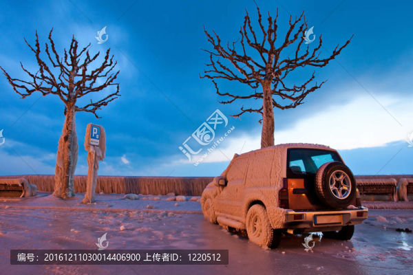 冰雪覆蓋的車