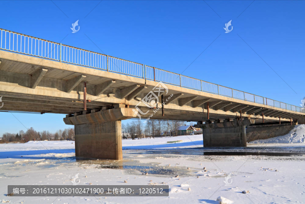 汽車橋通過小河流