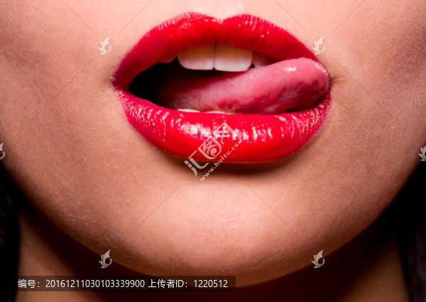 紅色光澤的嘴唇