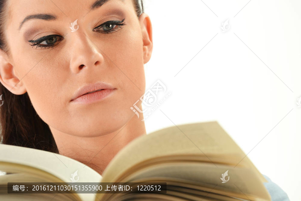 年輕婦女讀書。女學生的學習