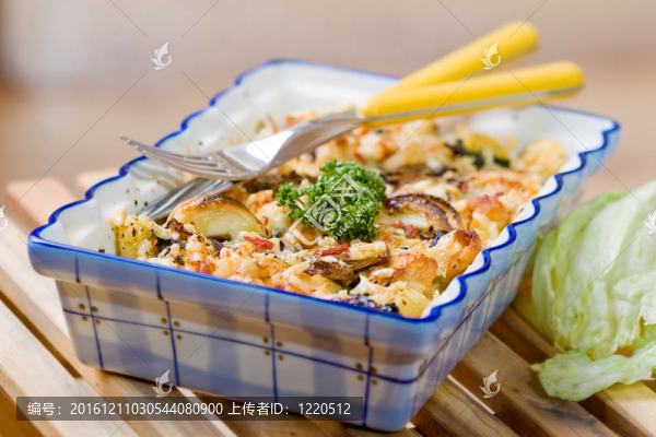 烤土豆和菠菜和雞肉
