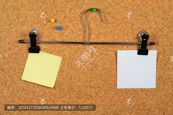 軟木板上各種便簽紙的收集