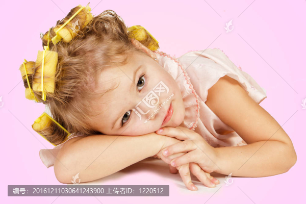 美麗的小女孩在輥