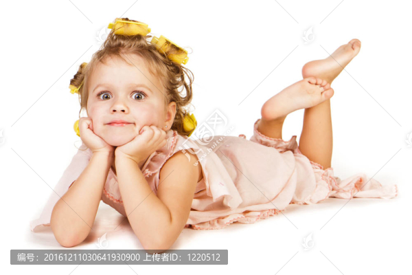 美麗的小女孩在輥