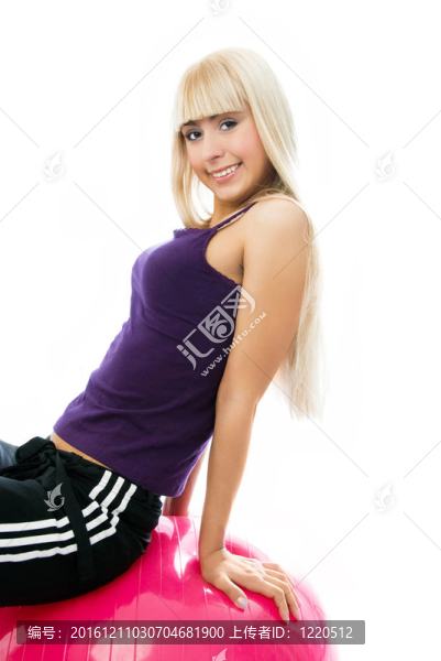 美女坐在健身球上