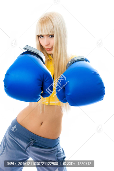 性感金發(fā)女子戴拳擊手套