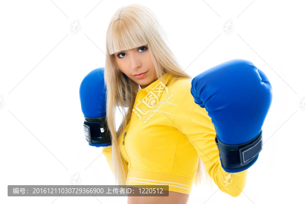 性感金發(fā)女子戴拳擊手套