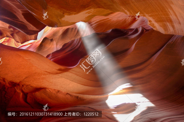 狹縫峽谷中的太陽(yáng)束