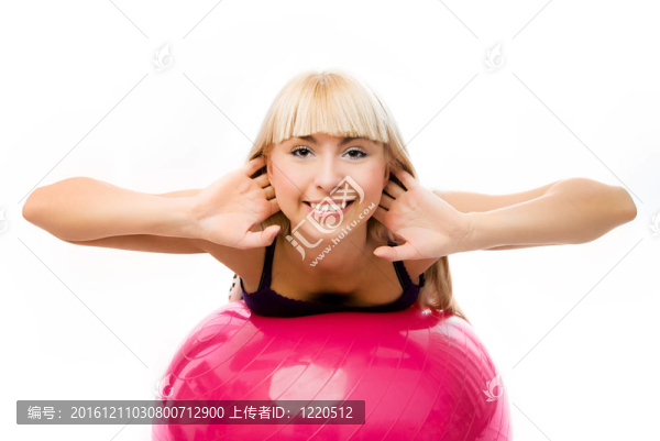 美女在健身球上健身