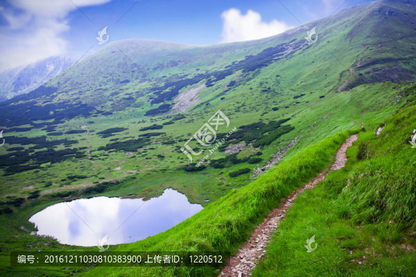 山上的湖