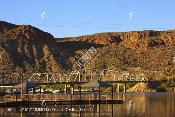 沿著沙漠山脈的河流