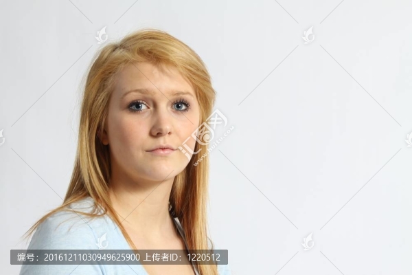 年輕漂亮的金發(fā)女郎