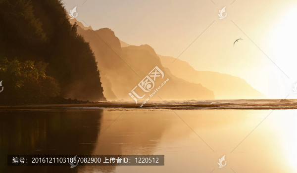 朦朧的夕陽在納巴的海岸線