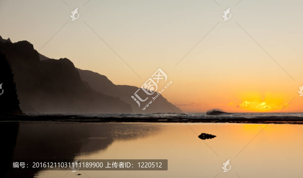 朦朧的夕陽在納巴的海岸線