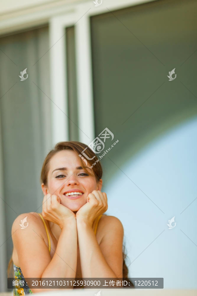坐在陽臺上的年輕女性肖像