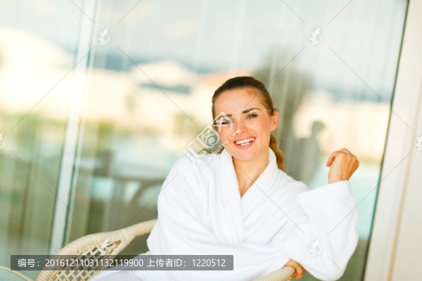 微笑在浴衣坐在陽(yáng)臺(tái)的女人肖像