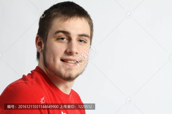 穿紅襯衫的年輕人
