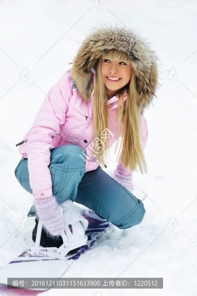 美麗的女人穿上滑雪板
