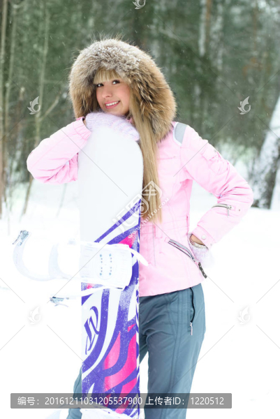 一個(gè)滑雪的年輕女子