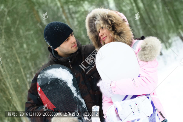 年輕夫婦與滑雪板