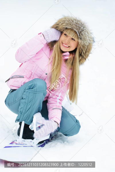 年輕的女人穿上滑雪板