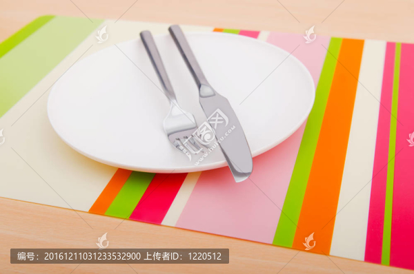 桌上的空盤(pán)子和餐具