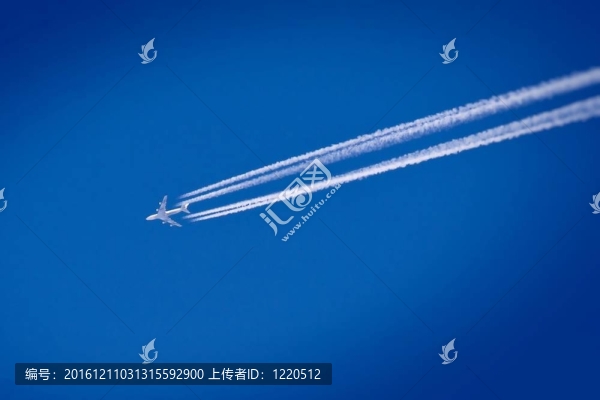 藍(lán)天上的飛行飛機(jī)