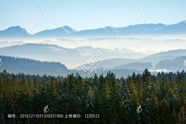 早晨冬天平靜的山水